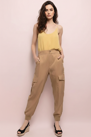 Pantaloni donna MANDY cargo in lyocell ultra-morbido con elastico sul retro must-have stile e comfort dall’ufficio al weekend biscotto Softy Paris