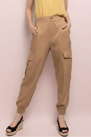 Pantaloni donna MANDY cargo in lyocell ultra-morbido con elastico sul retro must-have stile e comfort dall’ufficio al weekend biscotto Softy Paris