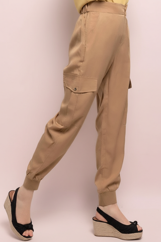 Pantaloni donna MANDY cargo in lyocell ultra-morbido con elastico sul retro must-have stile e comfort dall’ufficio al weekend biscotto Softy Paris