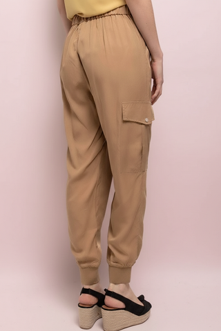 Pantaloni donna MANDY cargo in lyocell ultra-morbido con elastico sul retro must-have stile e comfort dall’ufficio al weekend biscotto Softy Paris