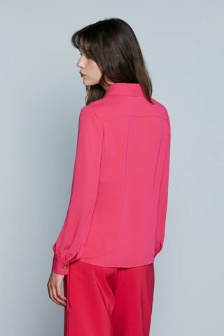Camicia donna SUGILLITE scollo a V taglio classico con bottoni dorati e tasche frontali passe-partout fucsia panna Relish