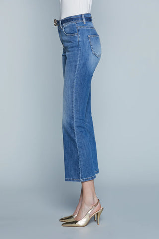 Jeans donna LACORUNA vita alta capri svasati alla caviglia lavaggio blu medio vintage con cintura e fibbia logo carta da zucchero Relish