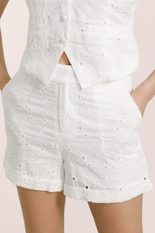 Shorts donna DEVA in pizzo San Gallo bianco ottico foderati romantici ed eleganti coordinabili con gilet AMOUR Oui Lulù